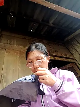 Snapshot of bella-la chatting on 10.29.25 bella-la online show from 10.29.25