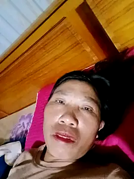 Snapshot of bella-la chatting on 10.29.25 bella-la online show from 10.29.25