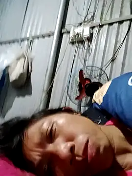 Snapshot of bella-la chatting on 10.30.25 bella-la online show from 10.30.25