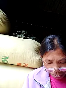 Snapshot of bella-la chatting on 10.31.25 bella-la online show from 10.31.25