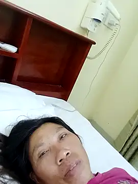 Snapshot of bella-la chatting on 11.17.25 bella-la online show from 11.17.25