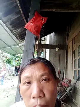 Snapshot of bella-la chatting on 11.20.25 bella-la online show from 11.20.25