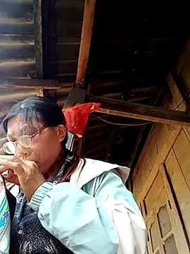 Snapshot of bella-la chatting on 11.27.25 bella-la online show from 11.27.25