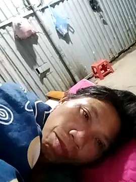 Snapshot of bella-la chatting on 12.13.25 bella-la online show from 12.13.25