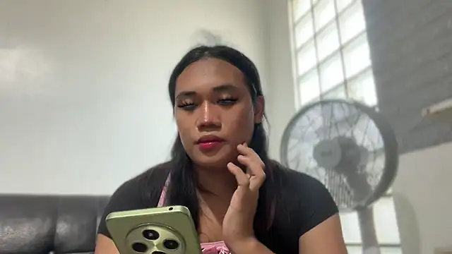 Snapshot of untouchable_mia chatting on 11.01.25 untouchable mia online show from 11.01.25