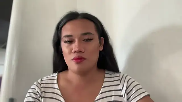 Snapshot of untouchable_mia chatting on 11.04.25 untouchable mia online show from 11.04.25