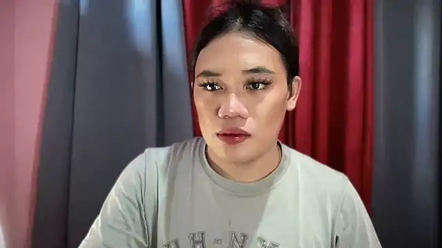 Snapshot of untouchable_mia chatting on 11.20.25 untouchable mia online show from 11.20.25