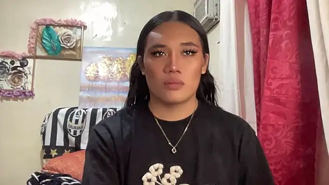 Snapshot of untouchable_mia chatting on 11.26.25 untouchable mia online show from 11.26.25