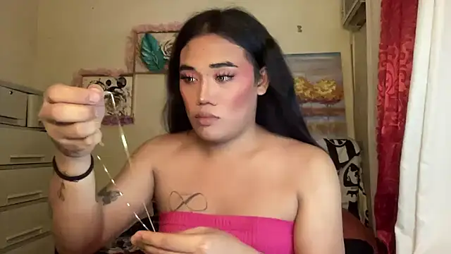 Snapshot of untouchable_mia chatting on 12.04.25 untouchable mia online show from 12.04.25