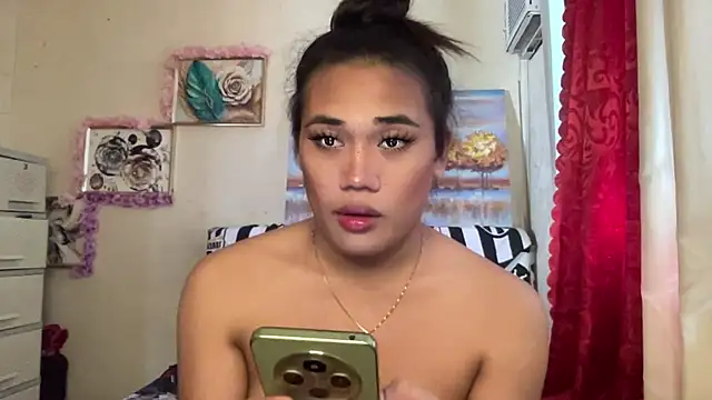 Snapshot of untouchable_mia chatting on 12.05.25 untouchable mia online show from 12.05.25