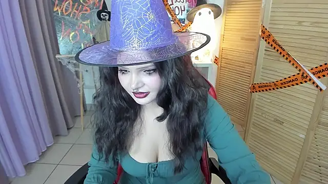 Snapshot of babyyullii chatting on 10.28.25 babyyullii online show from 10.28.25