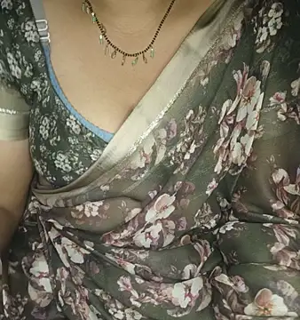 Snapshot of shreyareddy99 chatting on 11.21.25 shreyareddy99 online show from 11.21.25