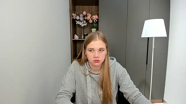 Snapshot of LuciaTiell chatting on 10.29.25 LuciaTiell online show from 10.29.25