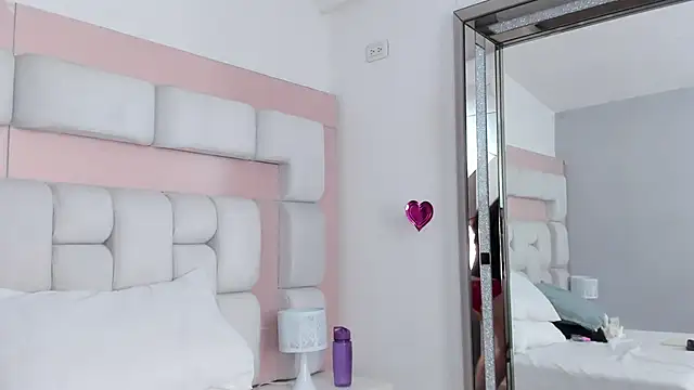 Snapshot of JasmmineCox chatting on 11.12.25 JasmmineCox online show from 11.12.25