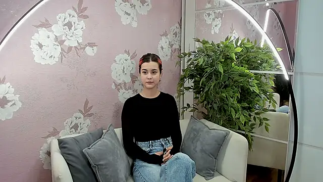 SharieTenuta online show from 11.03.25