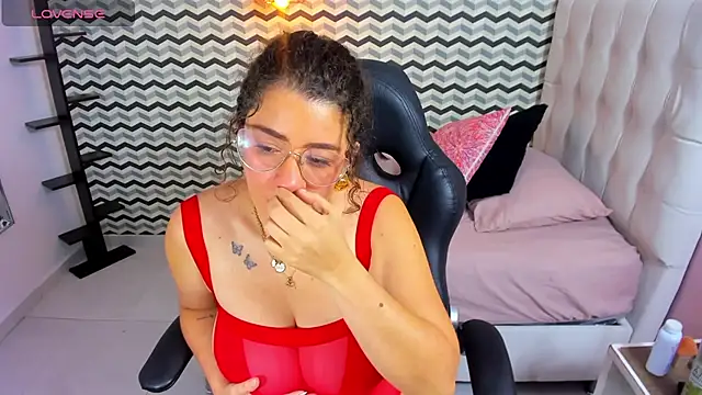 Snapshot of OSNAKELLER chatting on 11.13.25 OSNAKELLER online show from 11.13.25