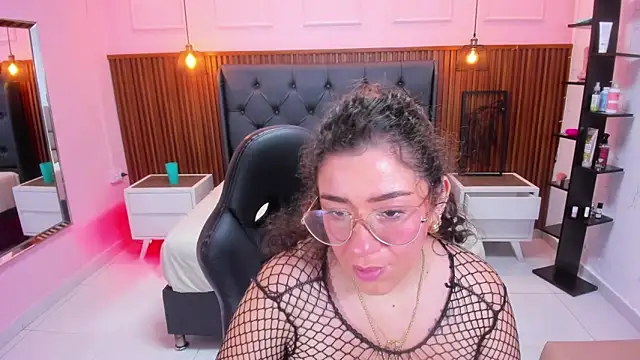 Snapshot of OSNAKELLER chatting on 11.16.25 OSNAKELLER online show from 11.16.25