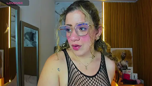 Snapshot of OSNAKELLER chatting on 04.15.26 OSNAKELLER online show from 04.15.26