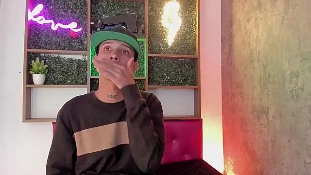 Snapshot of Max_Steell chatting on 10.28.25 Max Steell online show from 10.28.25