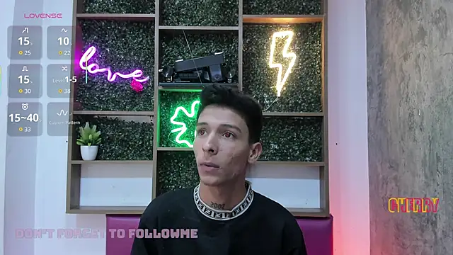 Snapshot of Max_Steell chatting on 10.30.25 Max Steell online show from 10.30.25