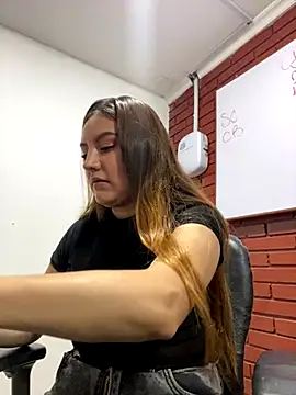 Snapshot of Adrimaretti chatting on 11.18.25 Adrimaretti online show from 11.18.25