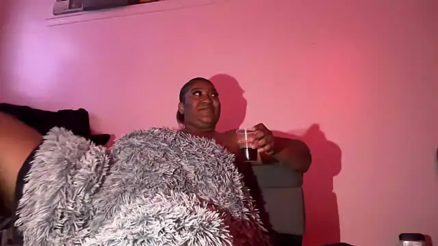 Snapshot of Thickumssss chatting on 11.02.25 Thickumssss online show from 11.02.25