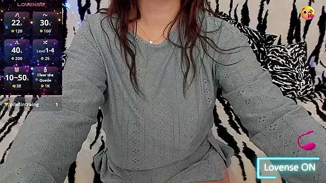 Snapshot of GlowMimi chatting on 11.02.25 GlowMimi online show from 11.02.25