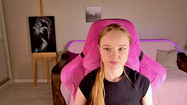 Snapshot of Shawty_Mia chatting on 11.08.25 Shawty Mia online show from 11.08.25