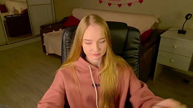 Snapshot of Shawty_Mia chatting on 11.13.25 Shawty Mia online show from 11.13.25