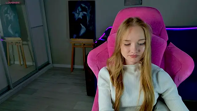 Snapshot of Shawty_Mia chatting on 11.19.25 Shawty Mia online show from 11.19.25