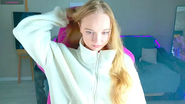 Snapshot of Shawty_Mia chatting on 12.04.25 Shawty Mia online show from 12.04.25