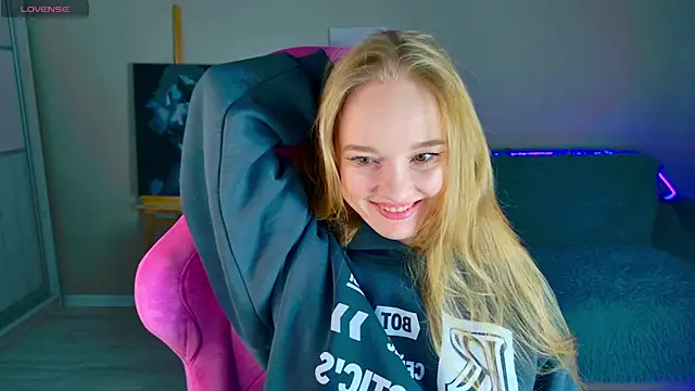 Snapshot of Shawty_Mia chatting on 12.05.25 Shawty Mia online show from 12.05.25