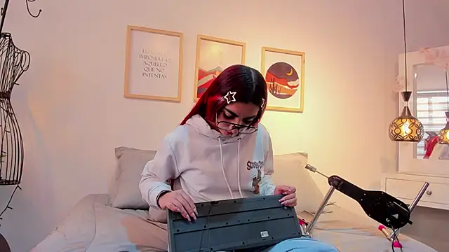 Snapshot of venusevanss chatting on 11.04.25 venusevanss online show from 11.04.25