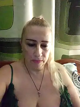 Snapshot of Esenia505 chatting on 12.18.25 Esenia505 online show from 12.18.25