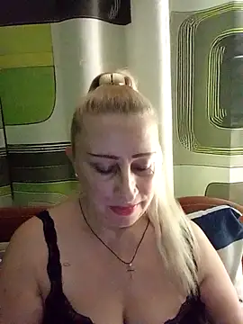 Snapshot of Esenia505 chatting on 12.20.25 Esenia505 online show from 12.20.25