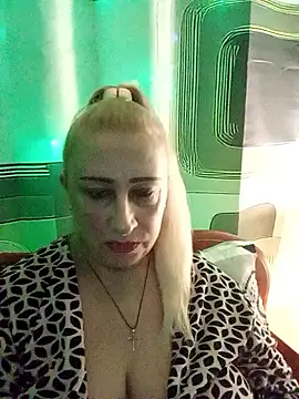 Snapshot of Esenia505 chatting on 12.21.25 Esenia505 online show from 12.21.25