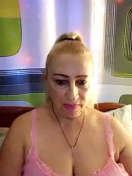 Snapshot of Esenia505 chatting on 12.22.25 Esenia505 online show from 12.22.25