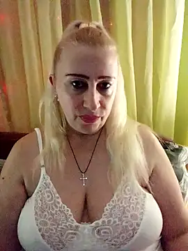 Snapshot of Esenia505 chatting on 01.10.26 Esenia505 online show from 01.10.26