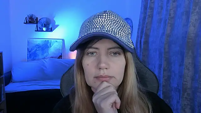 Snapshot of AleksaLaurent chatting on 12.14.25 AleksaLaurent online show from 12.14.25