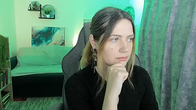 Snapshot of AleksaLaurent chatting on 12.18.25 AleksaLaurent online show from 12.18.25