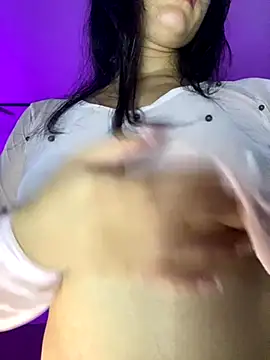 Snapshot of Sara-215 chatting on 11.23.25 Sara-215 online show from 11.23.25