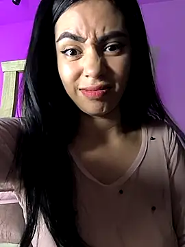 Snapshot of Sara-215 chatting on 12.04.25 Sara-215 online show from 12.04.25