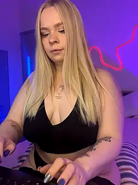 Snapshot of LisaCandy1 chatting on 12.03.25 LisaCandy1 online show from 12.03.25