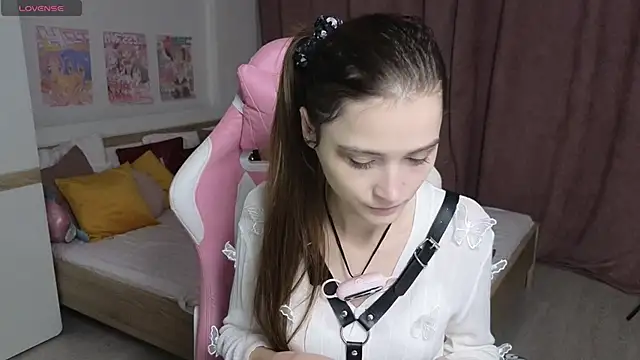 Snapshot of Hana_Flo_ chatting on 11.11.25 Hana Flo online show from 11.11.25