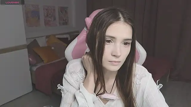 Snapshot of Hana_Flo_ chatting on 11.17.25 Hana Flo online show from 11.17.25