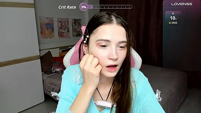 Snapshot of Hana_Flo_ chatting on 12.04.25 Hana Flo online show from 12.04.25