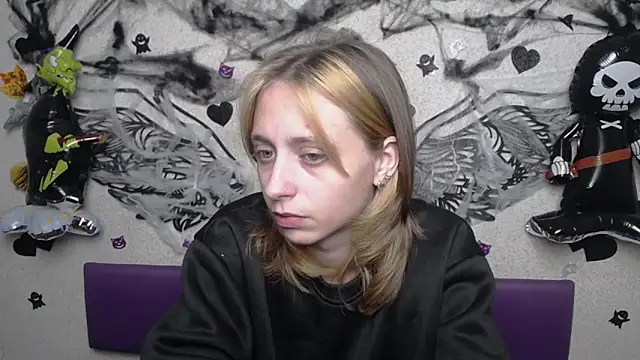 Snapshot of TracyLll chatting on 10.29.25 TracyLll online show from 10.29.25