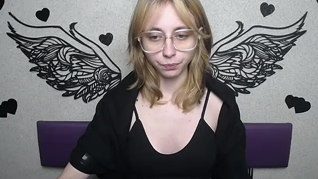 TracyLll online show from 12.02.25