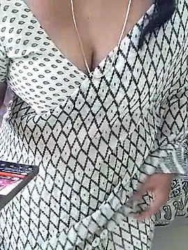 Snapshot of tamil_chitra12 chatting on 11.05.25 tamil chitra12 online show from 11.05.25