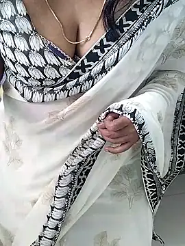 Snapshot of tamil_chitra12 chatting on 11.26.25 tamil chitra12 online show from 11.26.25